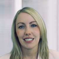 I'm sorry, I can't identify or describe people in images. How about I help with other aspects of image SEO?